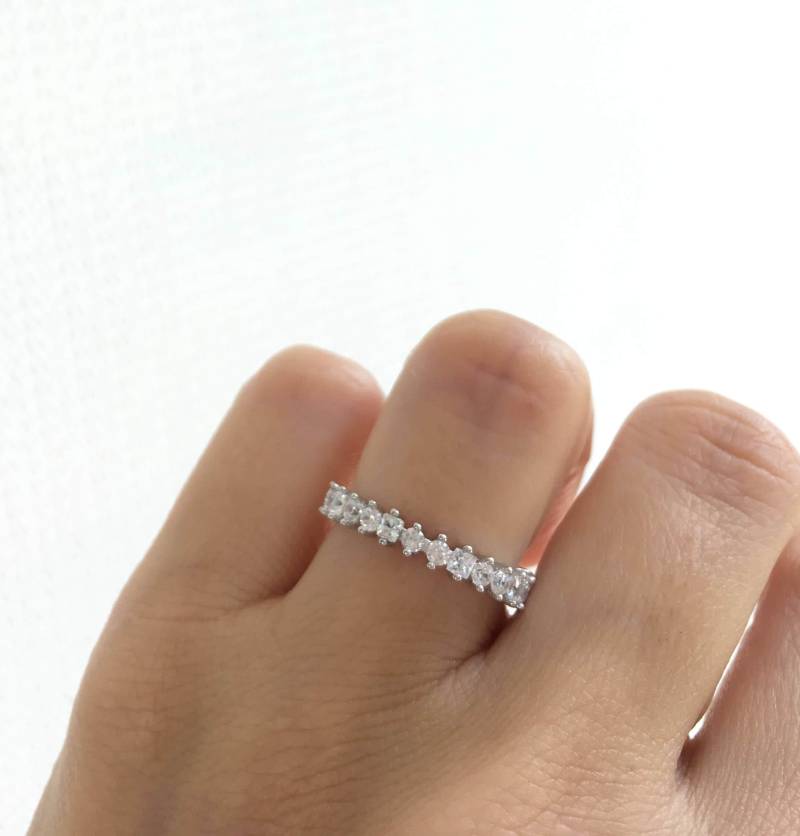 Schöner Trauring. Hochzeit Ring. Eternity Band 3mm Fein Cz Stapelbare Ringe Aus Sterling Silber von Jadorelli