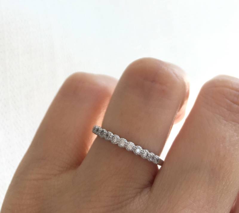 Silber-Hochzeits-Band. 2mm Ehering. Feine Cz Sterling Silber Halb Eternity Ring. Luxus-Geschenkbox von Jadorelli
