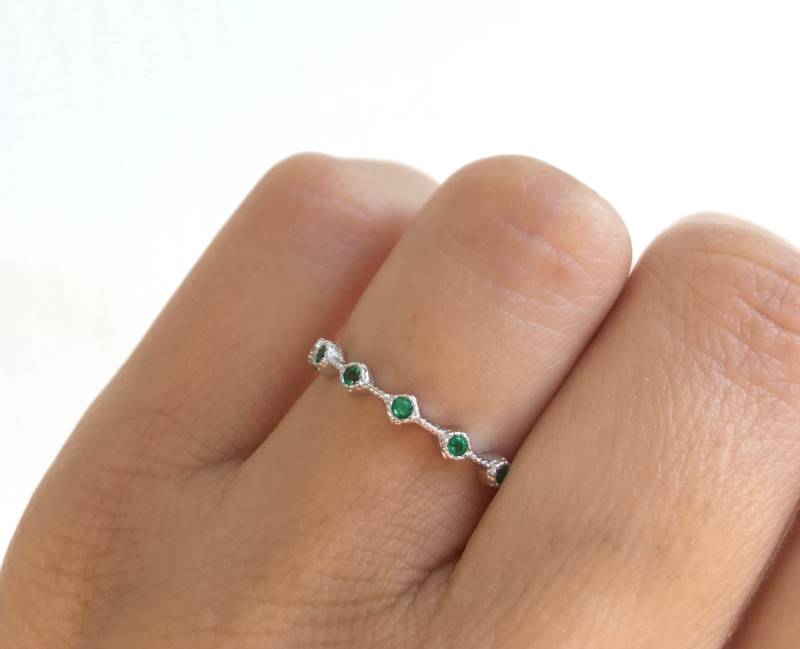 Smaragd Ring. Grünes Ewigkeitsband. Ewigkeit Sterling Silber Grüner Stapelring. Simulant von Jadorelli