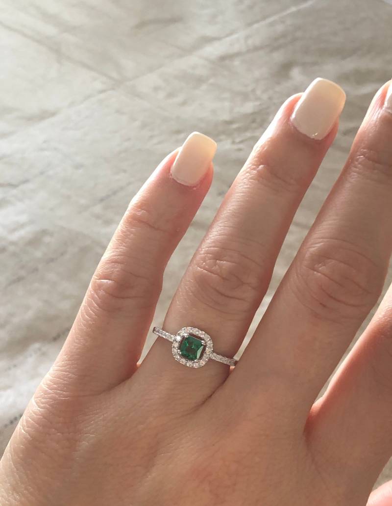 Smaragd Ring. Mai Geburtsstein Kleiner Edelstein Verlobungsring. Zarter Kissenschliff Halo Ring von Jadorelli