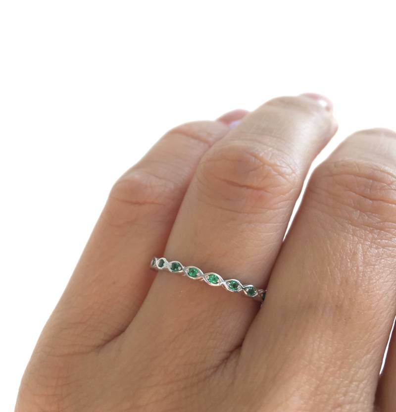 Smaragdgrünes Memory Band. Mai Geburtsstein Ring. Eternity Grün Cz Sterling Silber Band Stapelring von Jadorelli