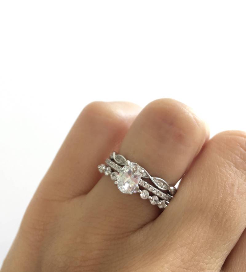 Sterling Silber Ehering Set. Brautring Oval Geschliffener Verlobungsring Mit Zwei Eheringen. Stapelbare Bänder. Ovaler Solitär Ring Sterling Silber Ehering Set. Brautring Oval Geschliffener Verlobungsring Mit Zwei Eheringen. Stapelbare Bänder. Ovaler Solitär Ring von Jadorelli