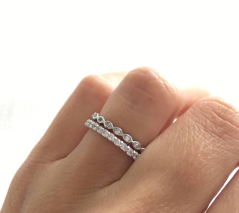 Sterling Silber Ehering Set. Hochzeitsbänder. Eternity Ring Bänder. Stapelringe. Stapelbare Ringe Sterling Silber Ehering Set. Hochzeitsbänder. Eternity Ring Bänder. Stapelringe. Stapelbare Ringe von Jadorelli