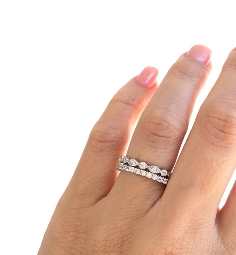Sterling Silber Ring Set . Eheringe. Stapelbare Ringe. Stapelbänder. Einzigartiges Ehering Set. Luxus-Eheringe Sterling Silber Ring Set . Eheringe. Stapelbare Ringe. Stapelbänder. Einzigartiges Ehering Set. Luxus-Eheringe von Jadorelli