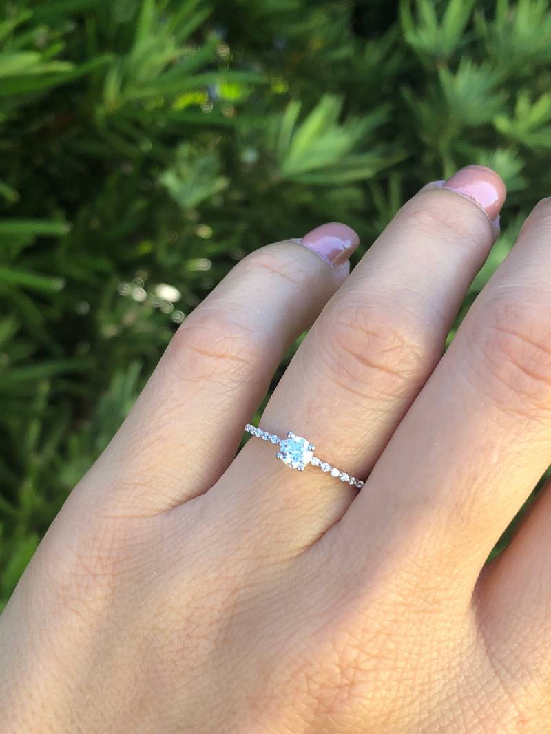 Wunderschöner Solitärring Mit Einem Unwiderstehlichen Funkeln. Zarter Ehering. Hochwertiger Verlobungsring. Kleiner Stapelbarer Ring von Jadorelli