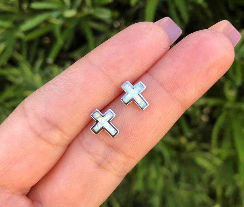 Zierliche Kreuz Ohrringe. Kleine Weiße Opal Sterling Silber Ohrstecker. Geschenk Für Sie. Weißer Schmuck von Jadorelli