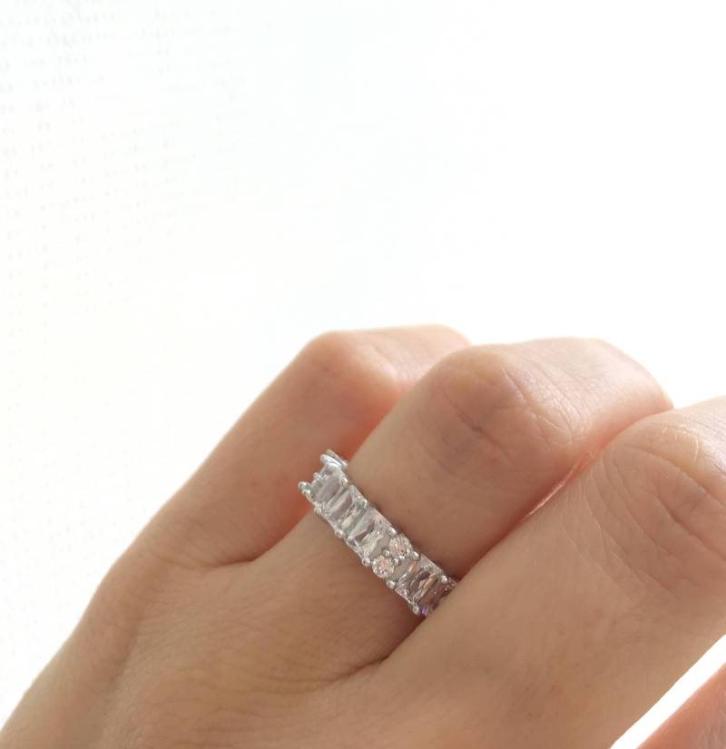 sterling Silber Bandring. Smaragdschliff Cz Eternity Ehering. Dicker Trauringe. Verpackt in Einer Luxus-Geschenkbox. 4mm Band von Jadorelli