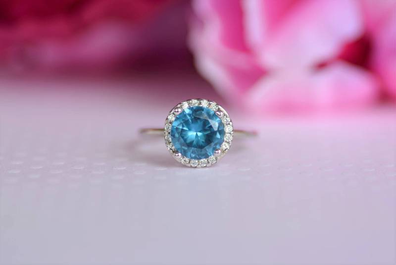 sterling Silber Blauer Topas Cz Ring. Dezember Geburtsstein Edelstein-Ring. Solitär-Ring. Einzigartiger Design Blautopas von Jadorelli