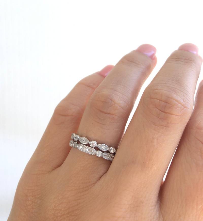sterling Silber Eheringe. Einzigartiges Ehering Set. Art Deco Bänder. Ring Hochwertige Cz von Jadorelli