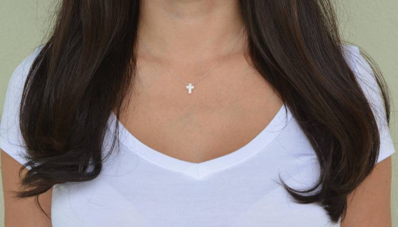 sterling Silber Mini Opal Kreuz Halskette. Weiße Kleine 8 X 10 M Opalkreuzkette von Jadorelli