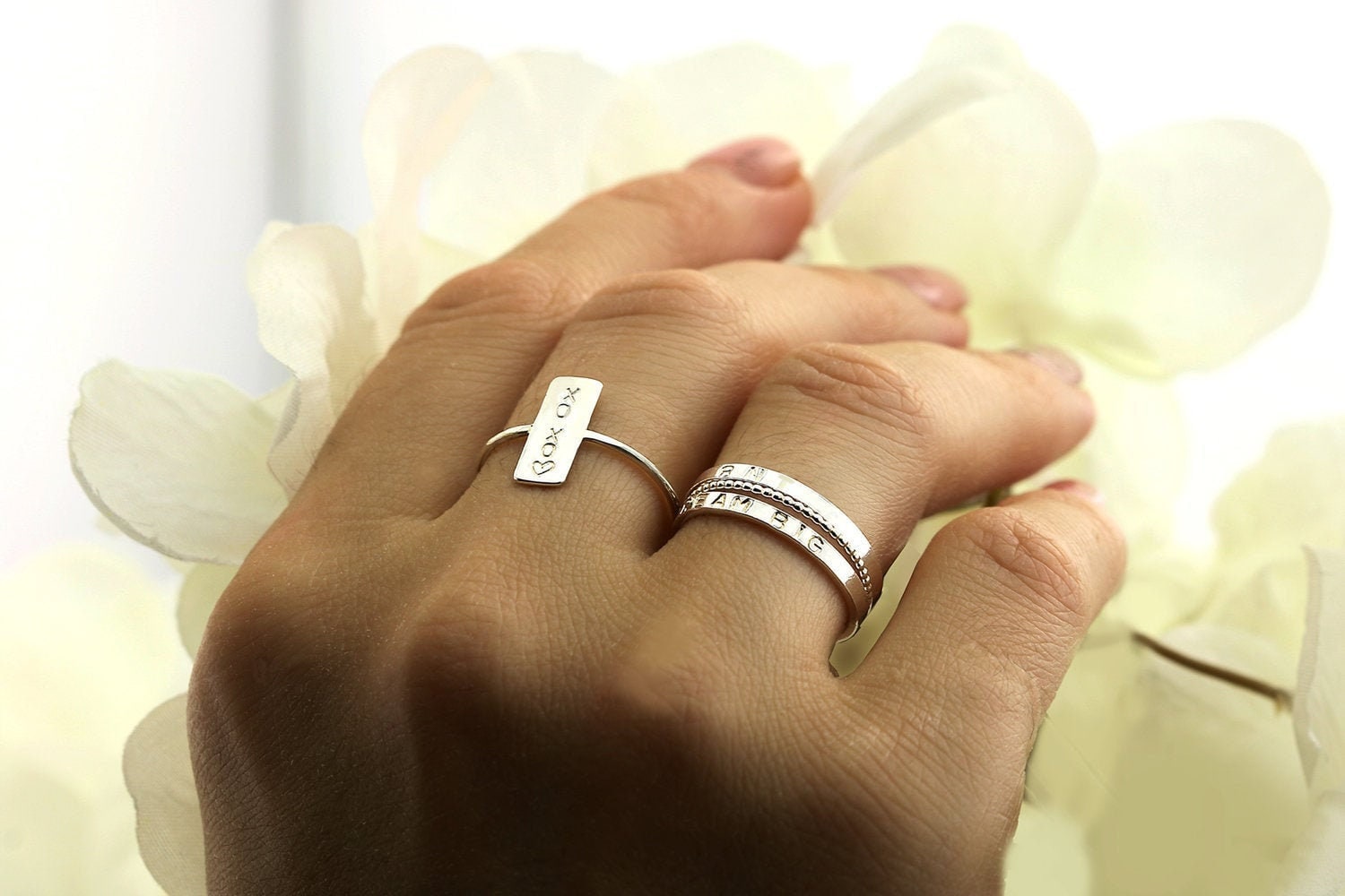 Personalisierter Bar Ring - Frauen Zierlicher Sterling Silber Personalisierte Stapelringe von Jaeedesign