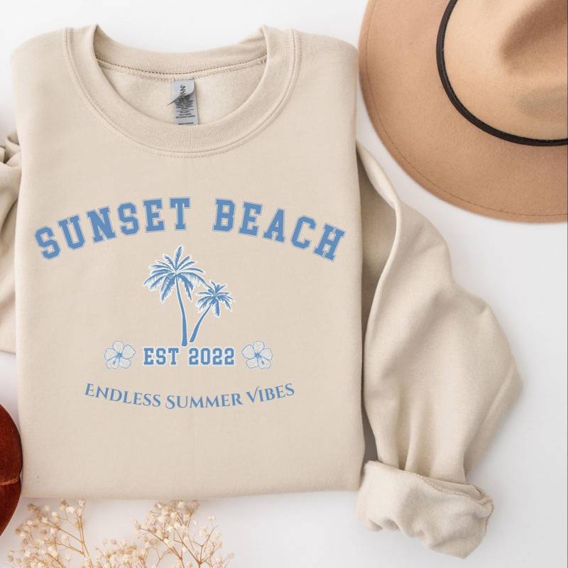Sunset Beach Pullover | Summer Sweatshirt Damen College Style Palmen Design Unisex Oversized Sweater Urlaub Outfit Est 2022 von JaeyCeyPrints