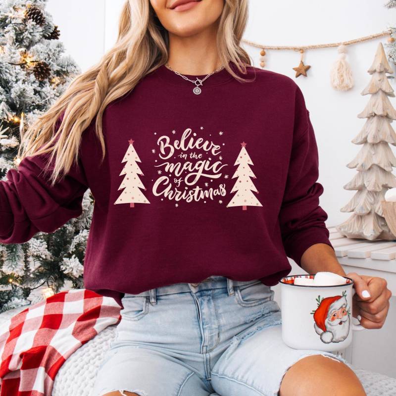 Unisex Weihnachtspullover | Weihnachts Sweatshirt| Christmas Magic| Pullover| Outfit| Winterpullover| Festlicher Pullover von JaeyCeyPrints