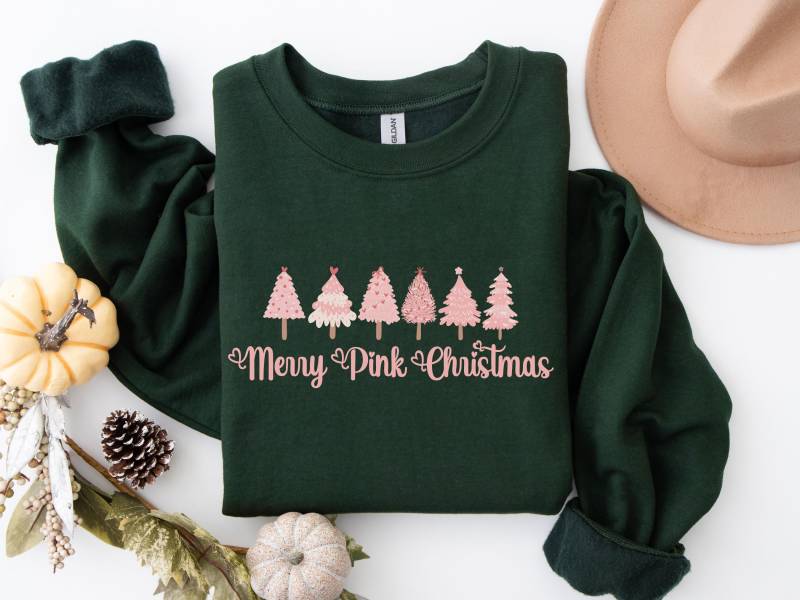 Weihnachtspullover Damen, Merry Pink Christmas-Sweater Oversize, Xmas Geschenkidee, Weihnachts Outfit, Winterpullover, Festlicher Pullover von JaeyCeyPrints
