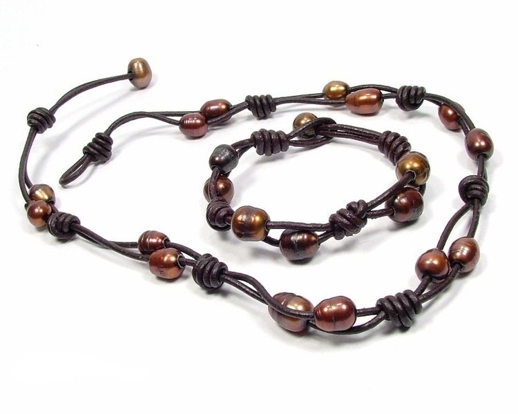Dunkelbrauner Lederschmuck Mit Perlen, Braune Süßwasserperlen Lederset, Halskette Süßwasserperlen, Geschenk Für Sie von JagnaStudio