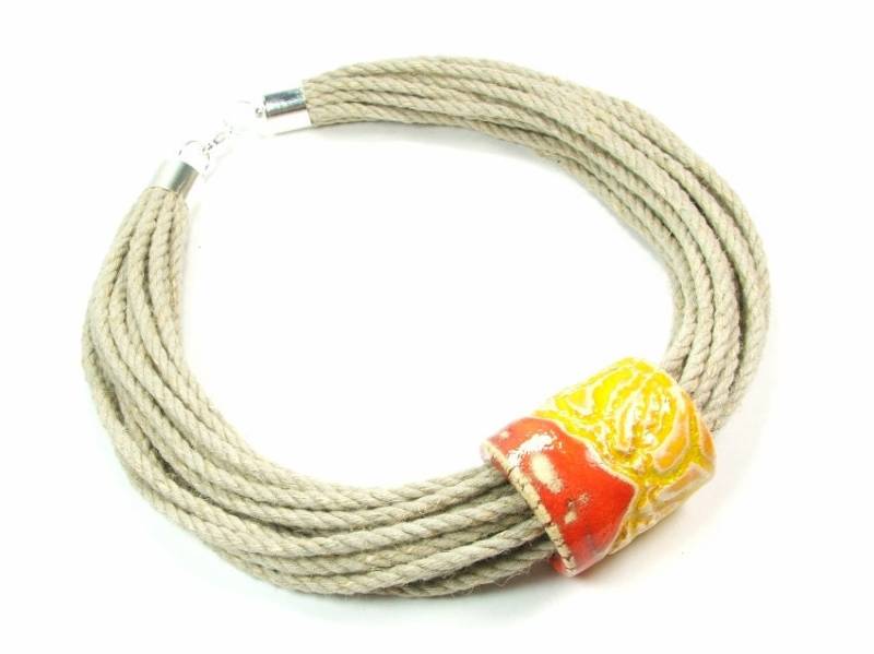 Einzigartiger Kunstschmuck, Gelb Orange Keramik Halskette, Rustikale Leinen Seil Anweisung Halskette, Natürliche Halskette von JagnaStudio