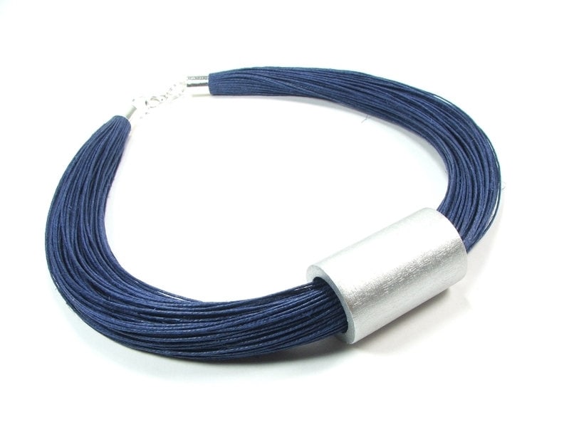 Silberne Große Holzröhren, Handbemalte Röhren, Gewachste Leinenkette, Meistverkaufte Einzelteile Handgefertigt, Geschenk Für Sie von JagnaStudio