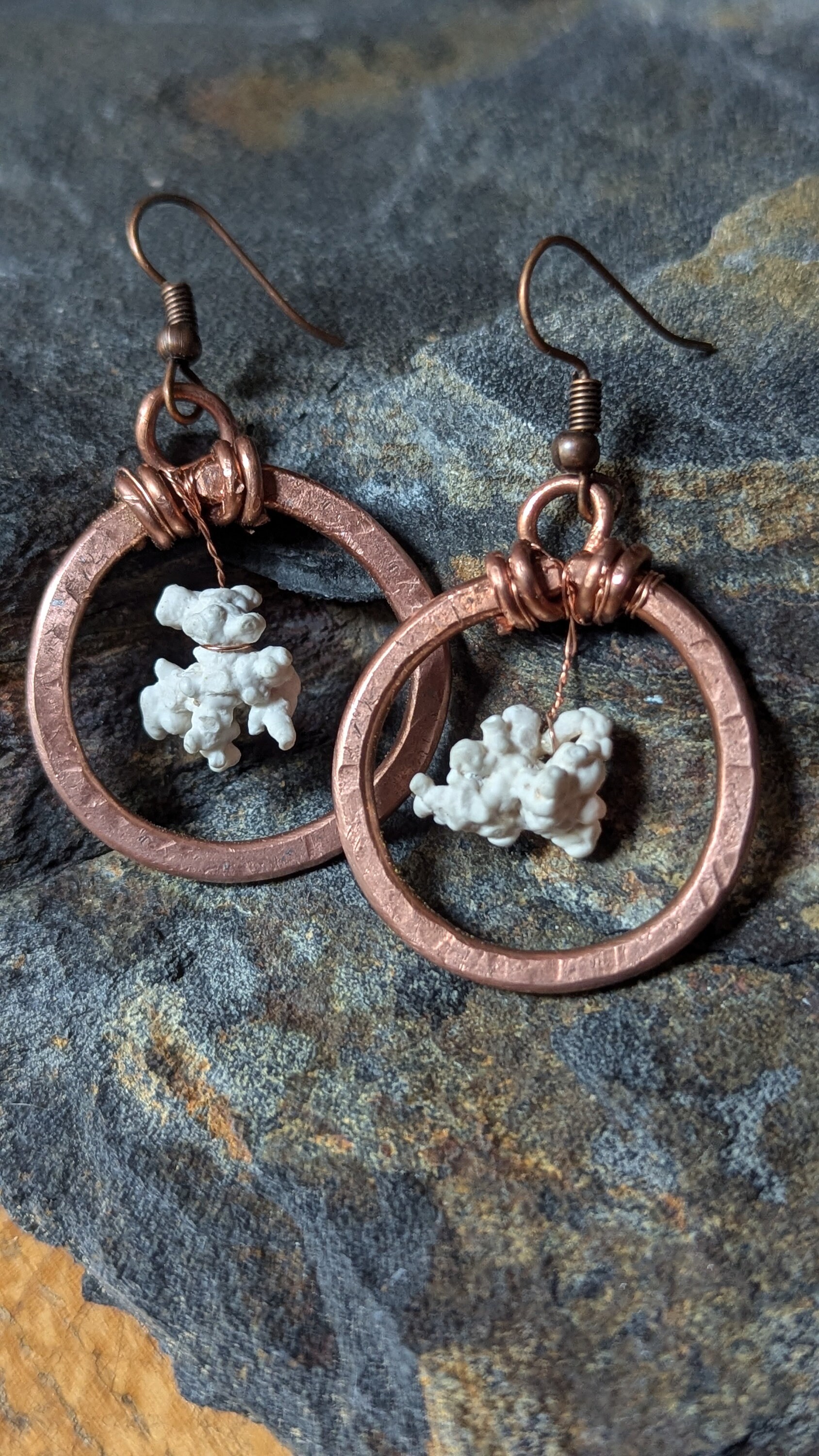 Handgefertigte Kupfer-Ohrringe Mit Echter Koralle - Unikat Kupferschmuck Handgefertigte Kupfer-Ohrringe Mit Echter Koralle - Unikat Kupferschmuck von Jahkramee