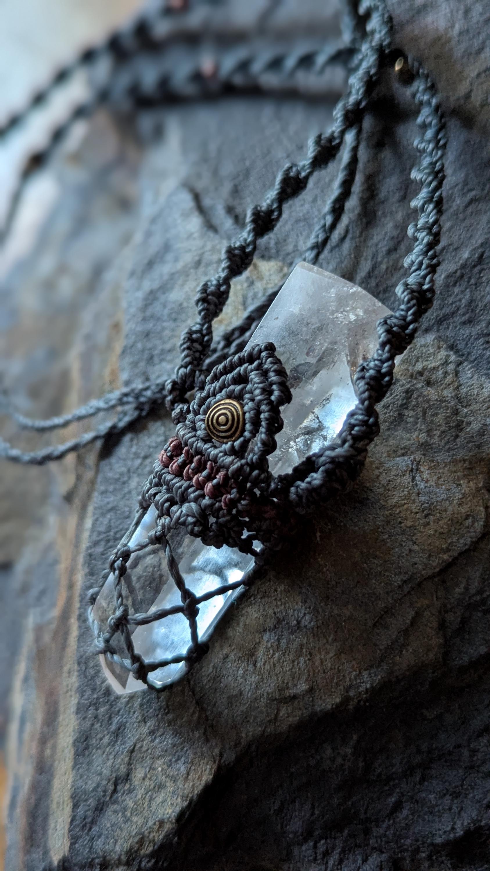 Handgefertigte Makramee Kette Mit Bergkristall Handgefertigte Makramee Kette Mit Bergkristall von Jahkramee