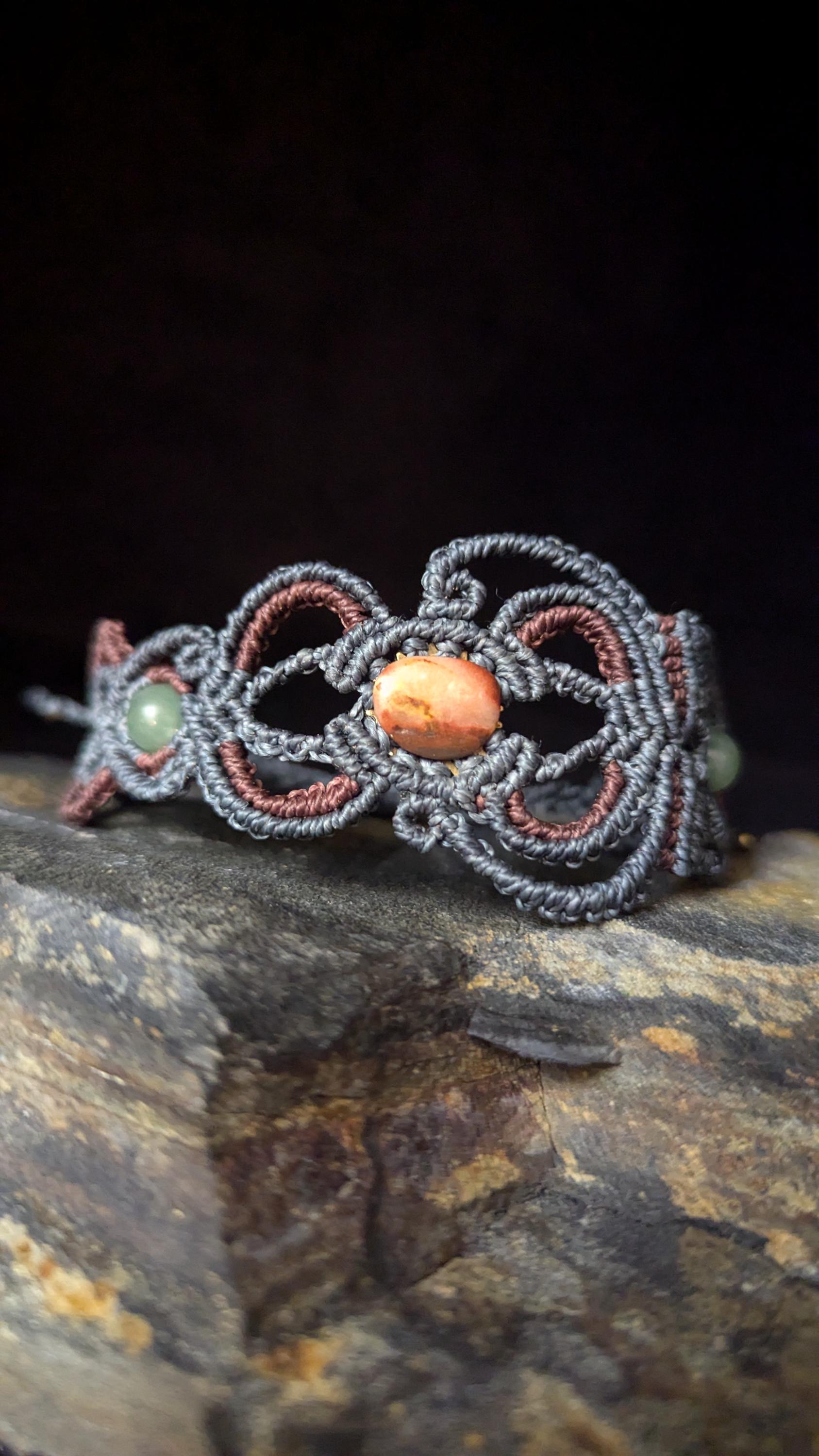 Handgefertigtes Makramee Armband - Heilsteine Roter Achat Und Aventurin Perlen Handgefertigtes Makramee Armband - Heilsteine Roter Achat Und Aventurin Perlen von Jahkramee