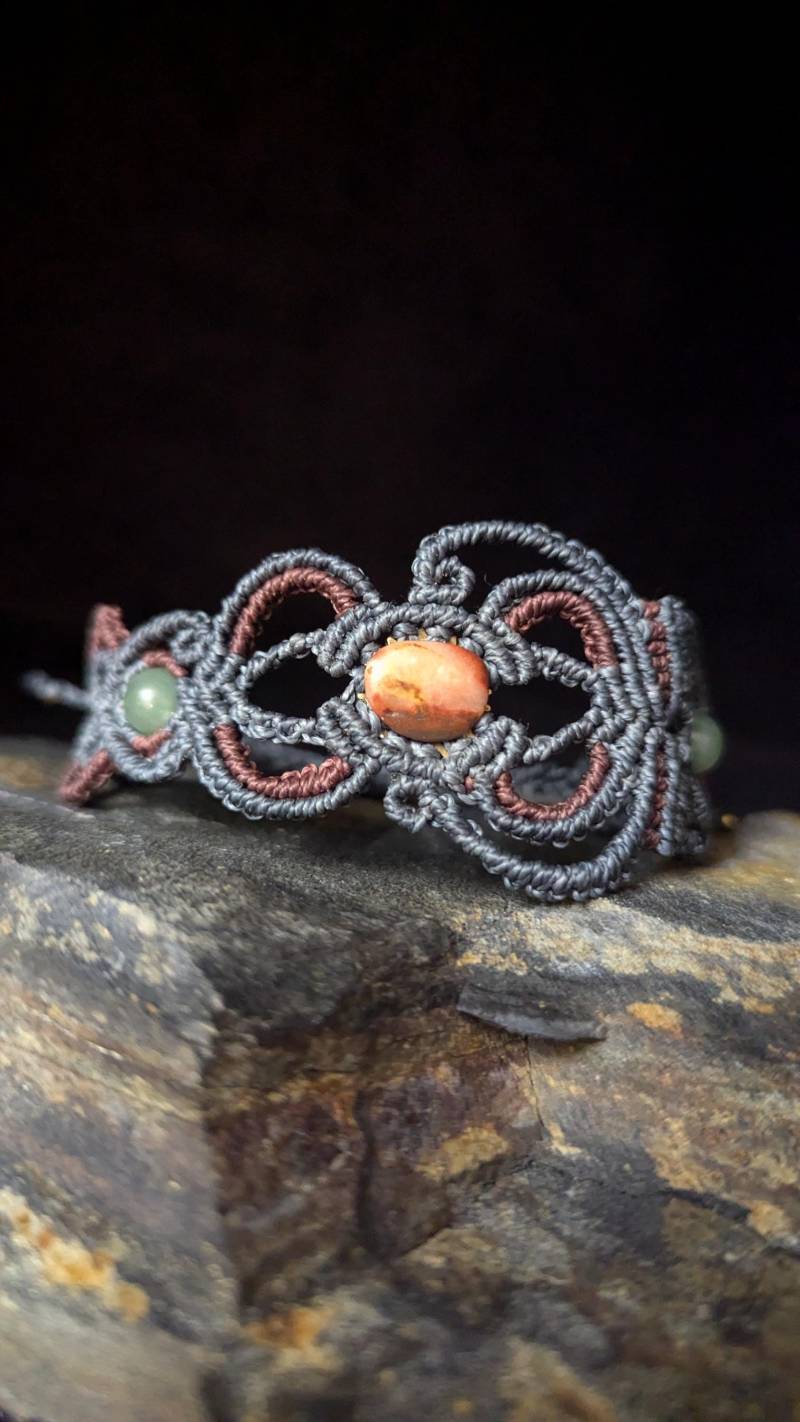 Handgefertigtes Makramee Armband - Heilsteine Roter Achat Und Aventurin Perlen von Jahkramee
