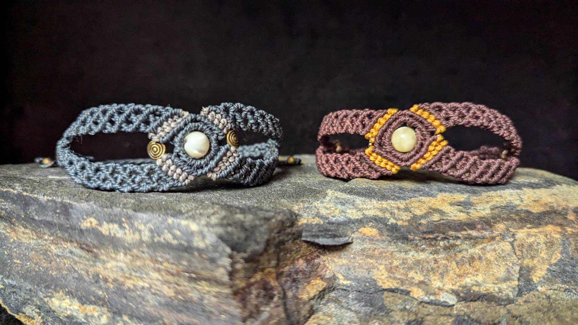 Handgemachtes Makramee Armband - Boho-Chic in Natürlichen Und Warmen Tönen Handgemachtes Makramee Armband - Boho-Chic in Natürlichen Und Warmen Tönen von Jahkramee