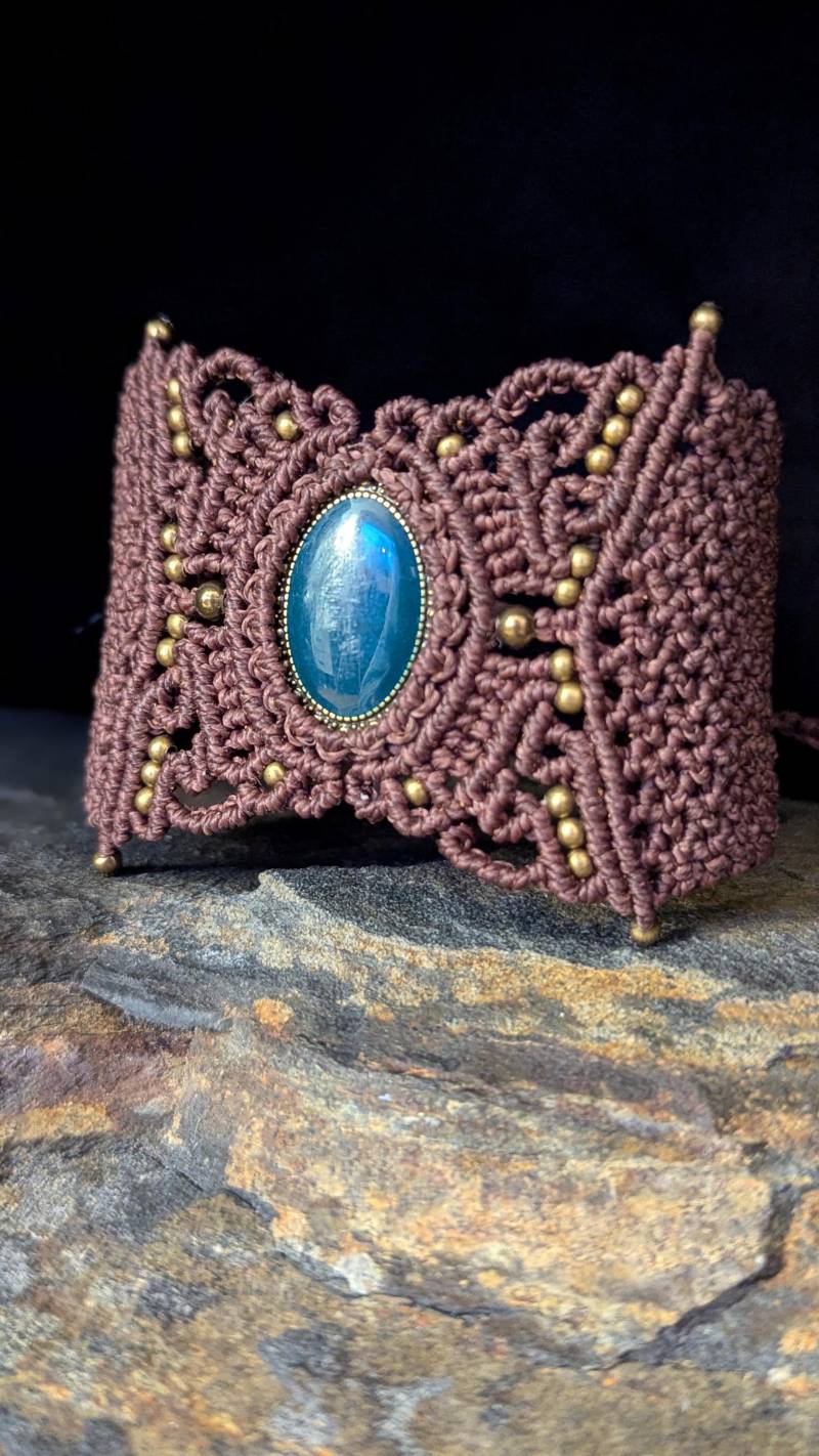 Makramee Armband - Manschette Mit Messingperlen von Jahkramee