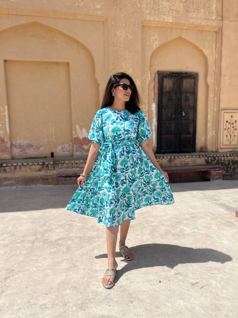 Handblock Bedrucktes Kleid | Knielanges Sommerkleid Weiß-Blaues Mit Blumenmuster| Handmade in India |Kleid Gürtel, Puffärmel von JaipurMorniDesign