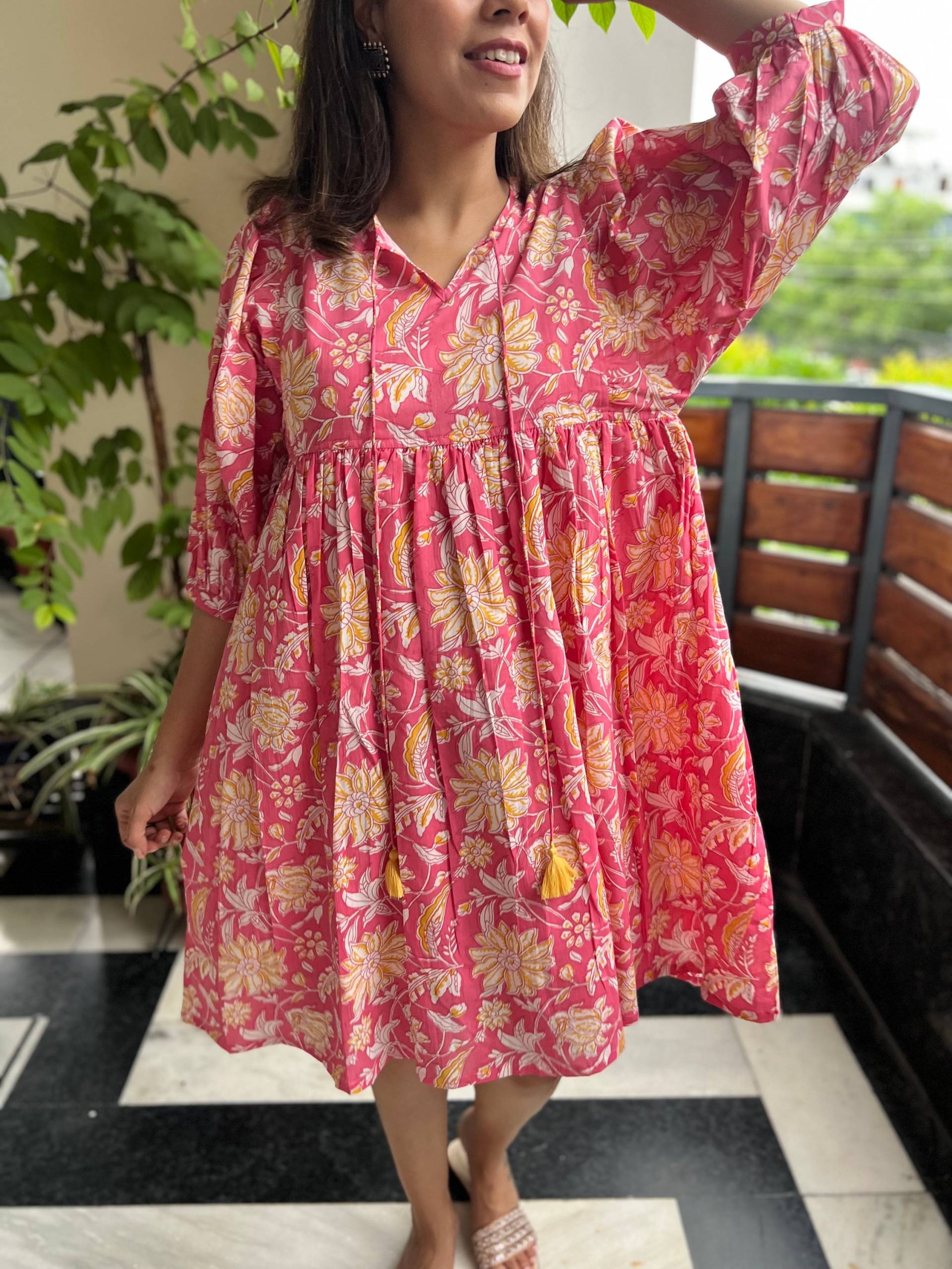 Handblock Bedrucktes Kleid | Sommerkleid| Pink & Gelb Blockprint Kleid|Baumwoll Blumenkleid| Handgefertigt in Indien Jaipuri Print, Knielang von JaipurMorniDesign