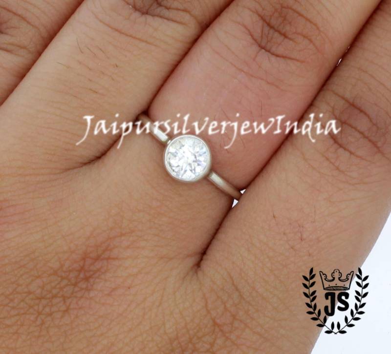 Kubikzirkonia Minimalist April Birthstone Ring 6 Mm Runder Edelsteinring in Sterling Silber Stapelring Geburtstag Jubiläumsgeschenk von JaipursilverjewIndia
