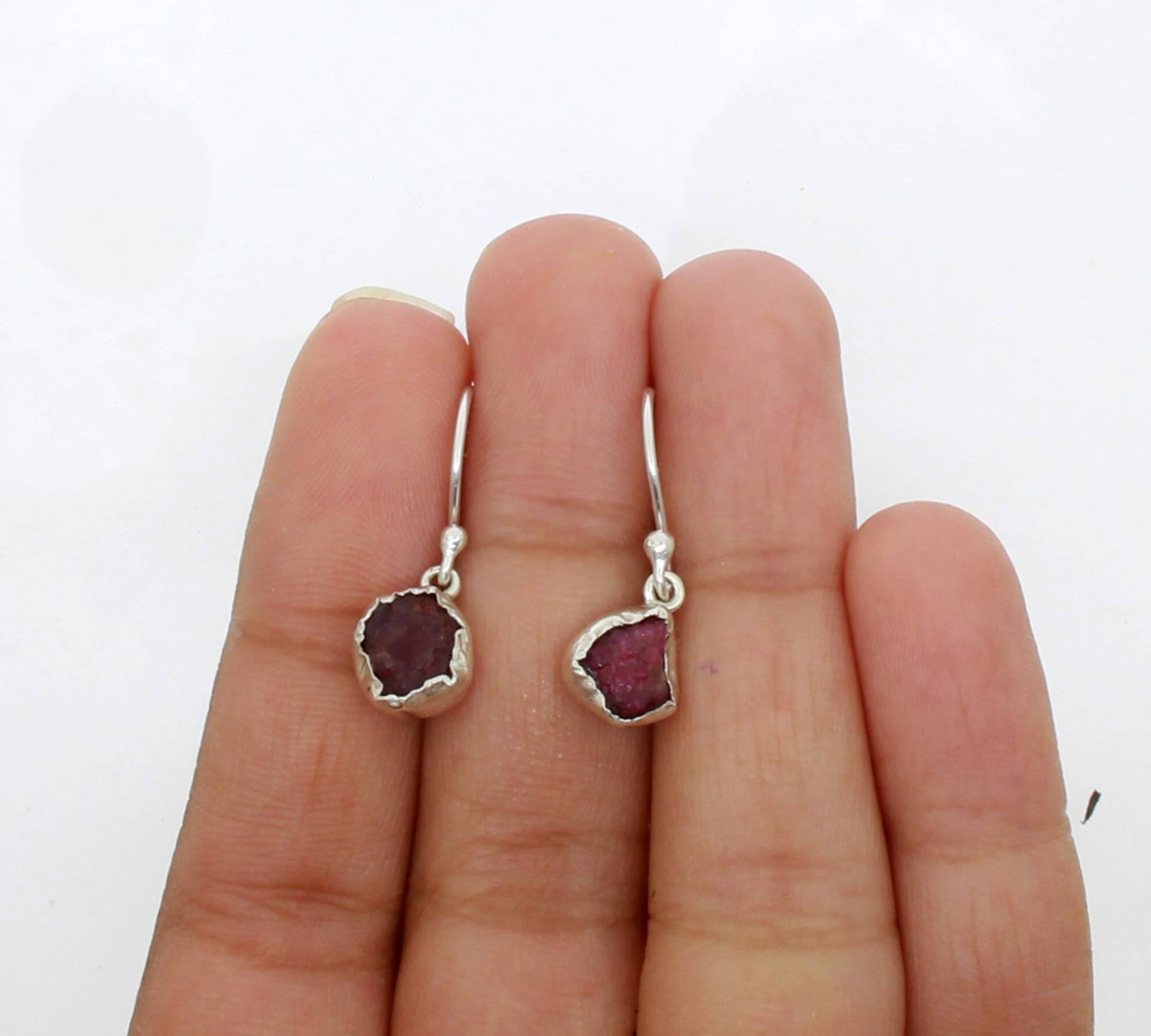 Rohe Rubin Ohrringe, Natürliche Rohe Juli Geburtsstein Edelstein Kleine Geschenk Für Sie Rohe Rubin Ohrringe, Natürliche Rohe Juli Geburtsstein Edelstein Kleine Geschenk Für Sie von JaipursilverjewIndia