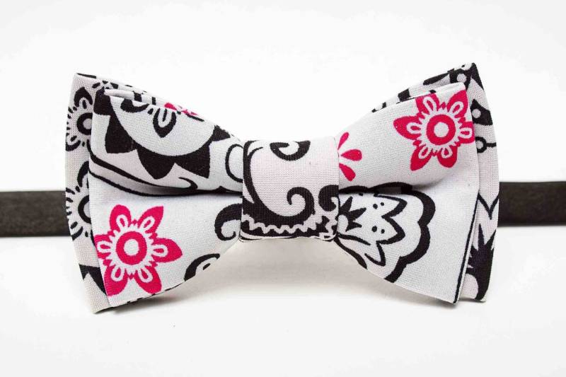 Hot Pink Paisley-Fliege von JakeSimp