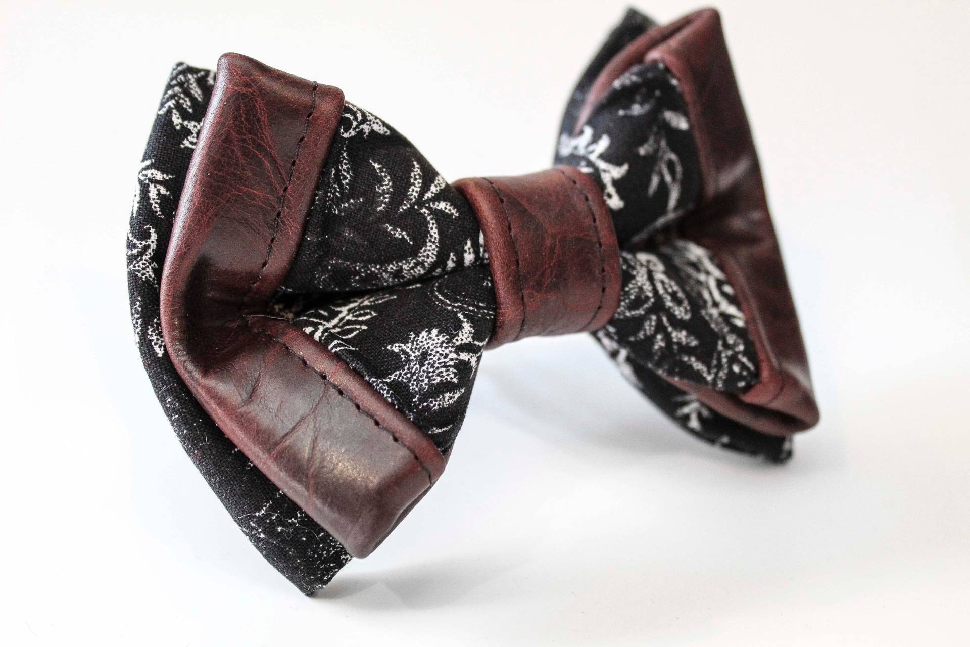 Leder & Paisley-Fliege Leder & Paisley-Fliege von JakeSimp