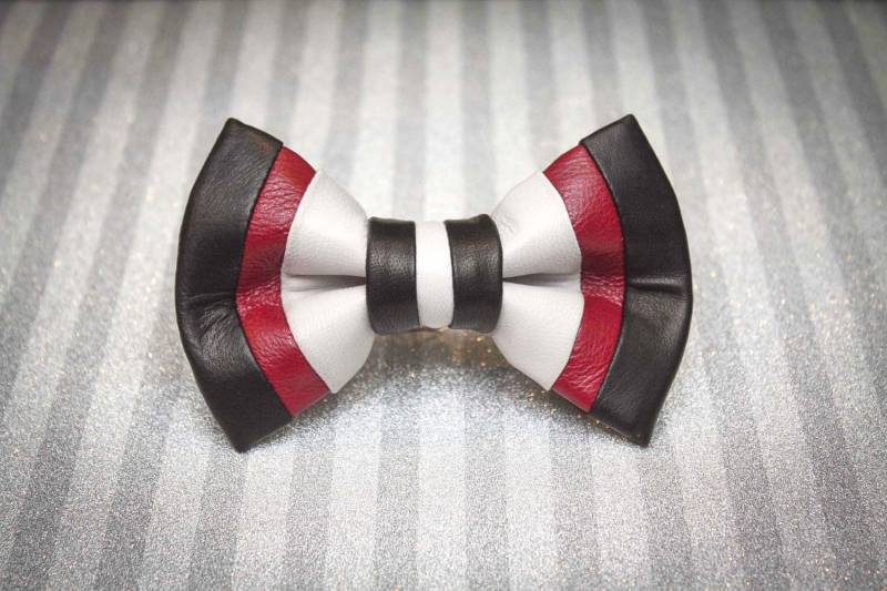 Schwarz, Weiß Und Rot Leder Fliege von JakeSimp