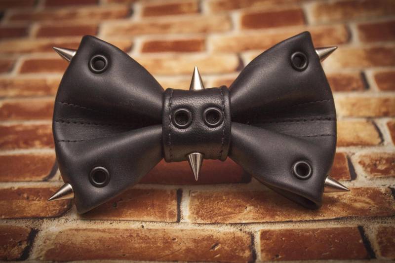 Schwarzes Leder-Spike-Fliege Schwarzes Leder-Spike-Fliege von JakeSimp