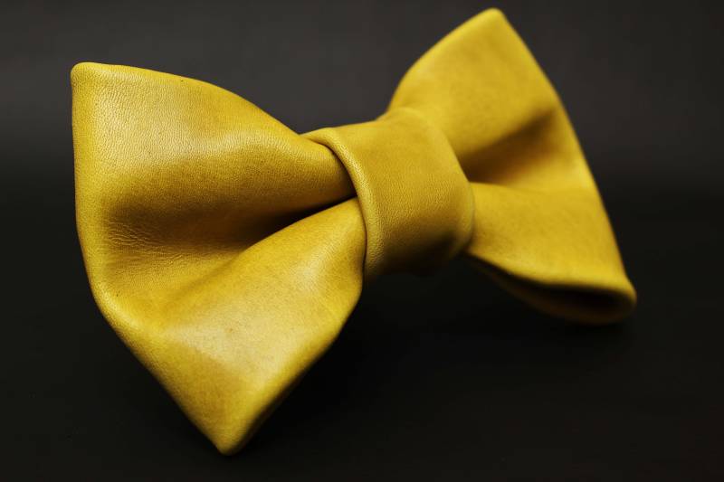 Yellow Leather Bow Tie von JakeSimp