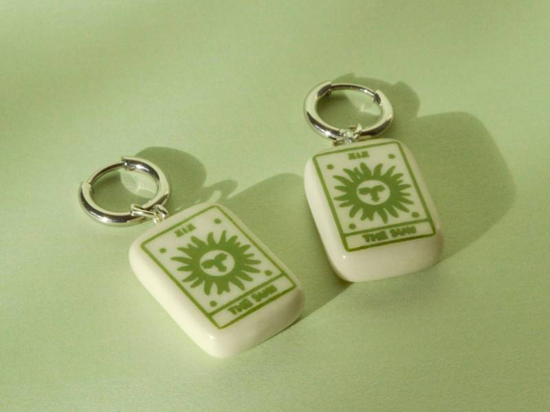 Die Sonne Tarot Karte Ohrringe | Huggie Mit Grünen Handmade Charm Silber & Gold von JakeThomasParkerArt