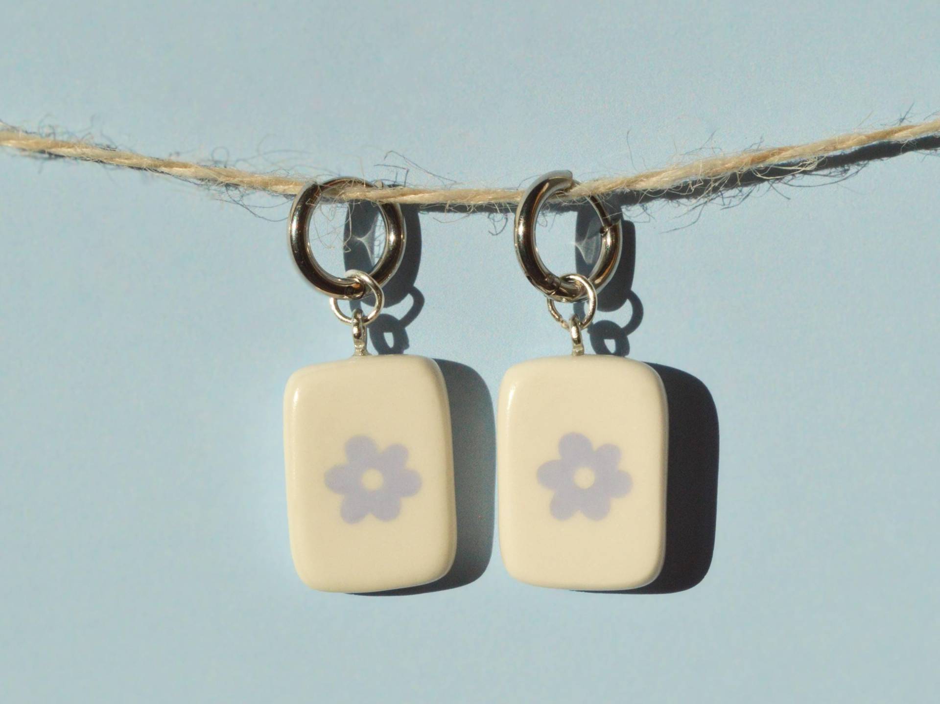 Handgefertigte Huggie Ohrringe Mit Blauer Blumen Anhänger | Zierliche Gänseblümchen Ohrstecker in Gold & Silber Handgefertigte Huggie Ohrringe Mit Blauer Blumen Anhänger | Zierliche Gänseblümchen Ohrstecker in Gold & Silber von JakeThomasParkerArt