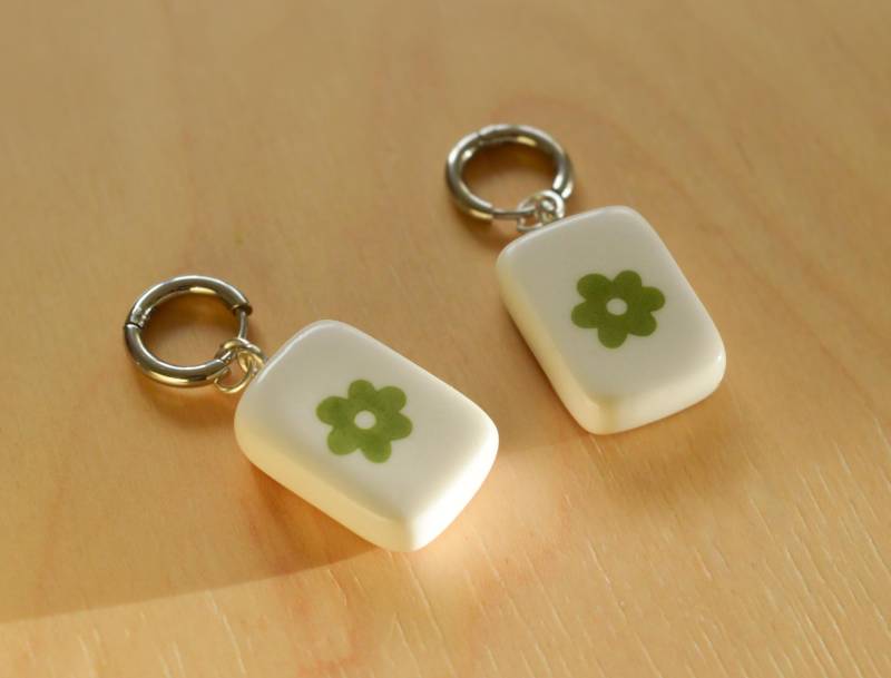 Huggie Ohrringe Mit Handgemachter Grüner Blume | Gänseblümchen Gold & Silber-Optionen Huggie Ohrringe Mit Handgemachter Grüner Blume | Gänseblümchen Gold & Silber-Optionen von JakeThomasParkerArt