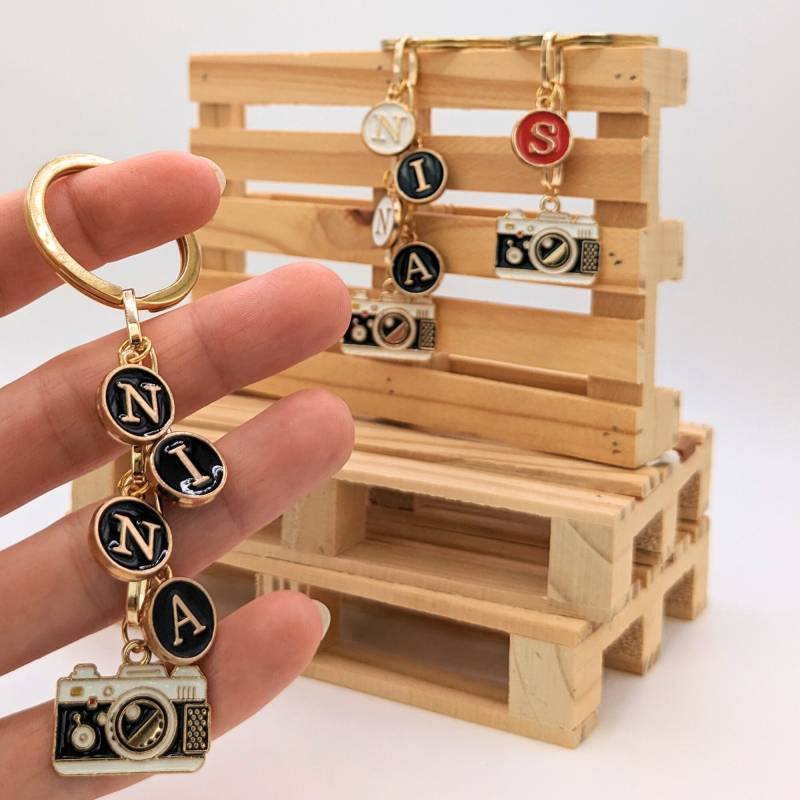 Kamera Schlüsselanhänger Mit 18K Vergoldung - Personalisierte Geschenke Namen | A-Z Kamera Schlüsselanhänger Mit 18K Vergoldung - Personalisierte Geschenke Namen | A-Z von JakiJewelry