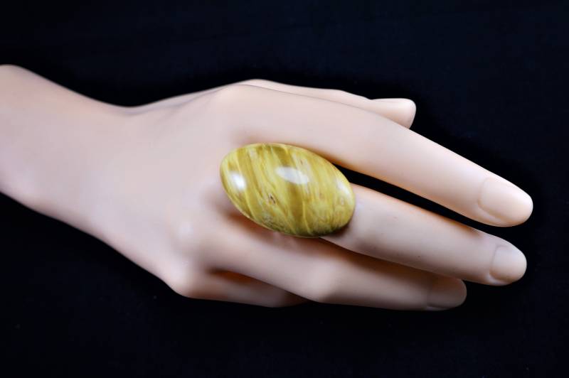 Ring Mit Stabilisiertem Und Gefärbtem Ahorn-Maserholzcabochon von JakobWJewelry