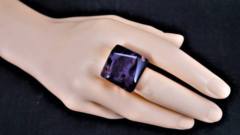 Ring Mit Stabilisiertem Und Gefärbtem Ahorn-Maserholzcabochon von JakobWJewelry