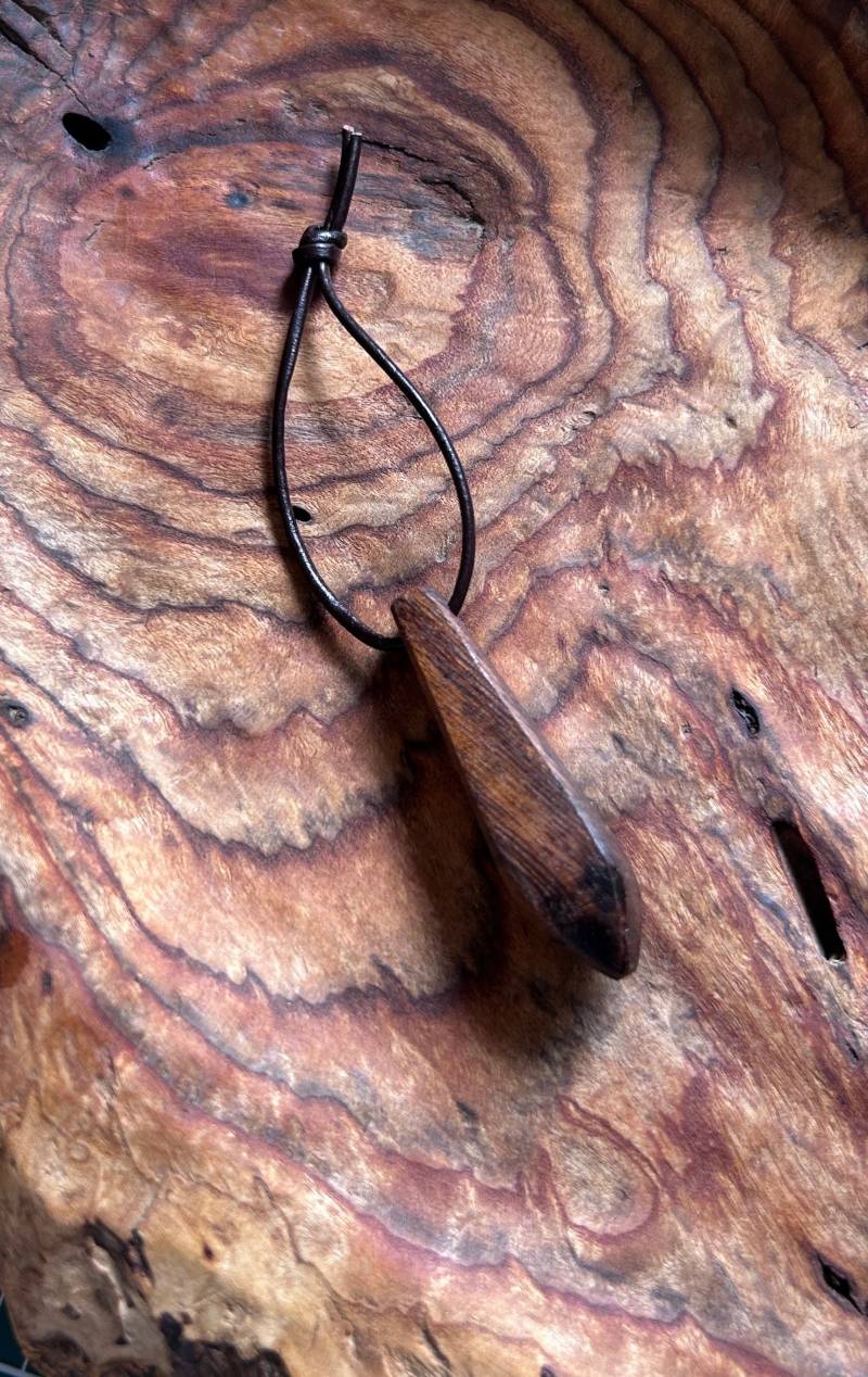 Forest Essence - Schlüsselanhänger Aus Regenbaum Holz, Handgemacht von JalanJalanCreations