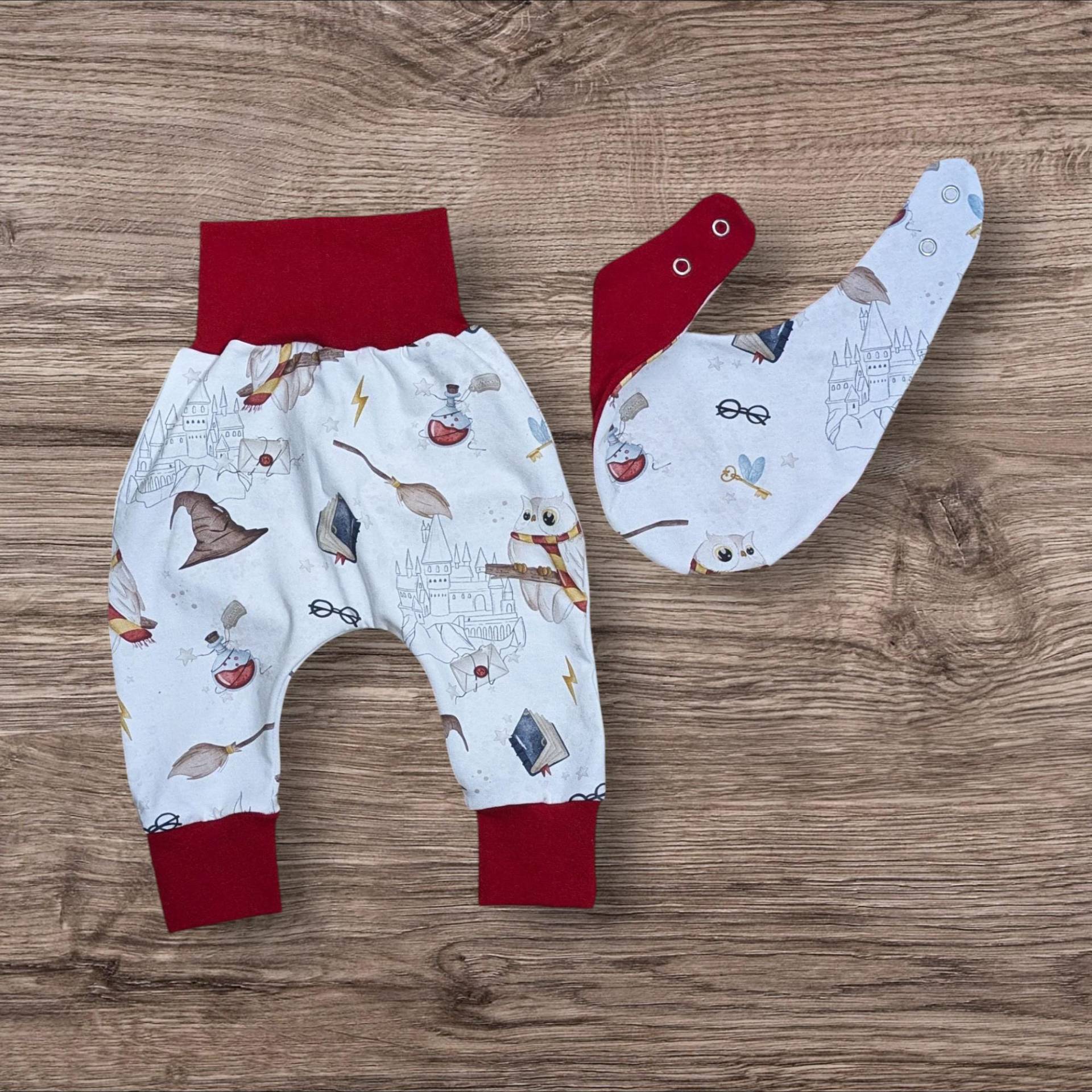 Baby Zauberei Set, Größe 68, Pumphose & Halstuch Handmade, Magisch, Zauber , Hexe, Rot, Süß, Jersey Und Bündchen, Geschenk, Geburt von JaliHandmade