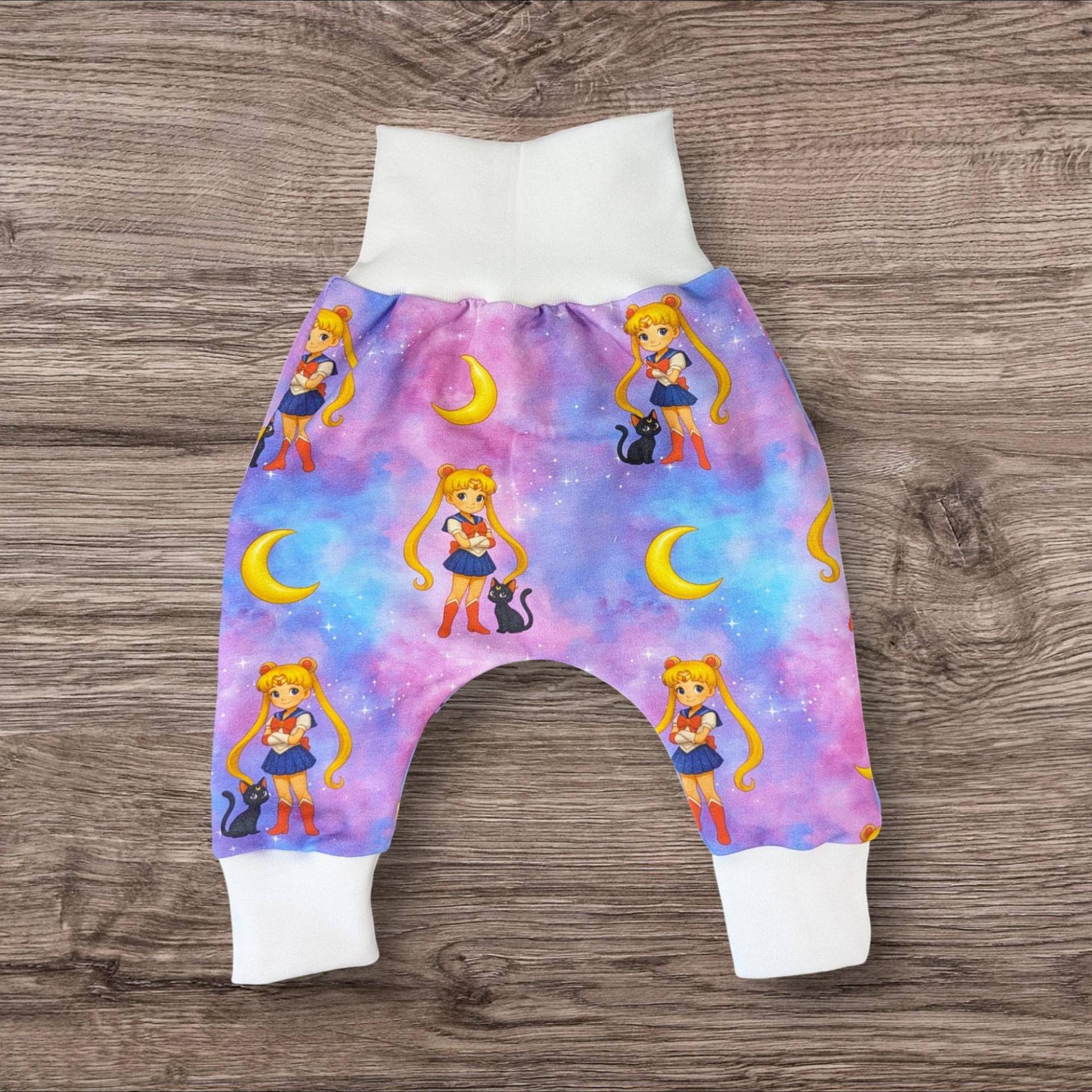 Pumphose, Moon Girl, Anime, Magisch, Mädchen, Baby, Kleinkind, Handmade, Hose, French Terry Bündchen, Bequem, Süß, Geschenk, Geburt von JaliHandmade