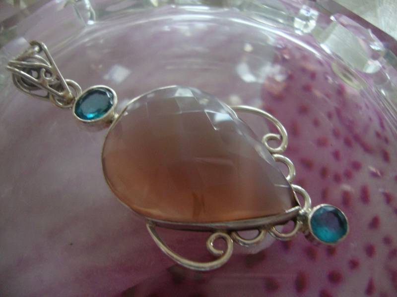 Edler Facett. Achat-Blautopaz-Silber-Anhänger von JalidaSchmuck