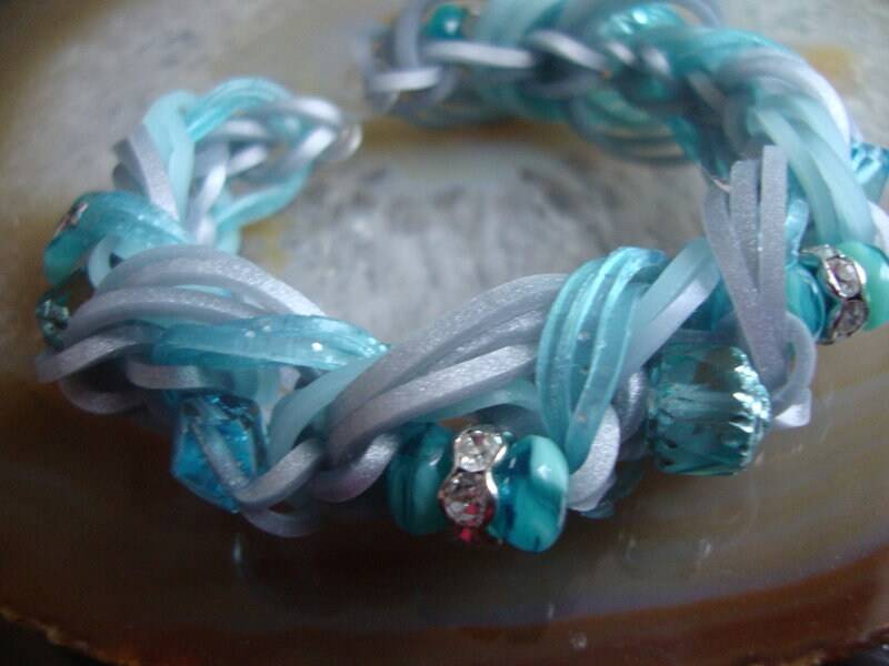 Loom-Bands-Armband Deluxe Türkis Glasperl. & Straß Loom-Bands-Armband Deluxe Türkis Glasperl. & Straß von JalidaSchmuck