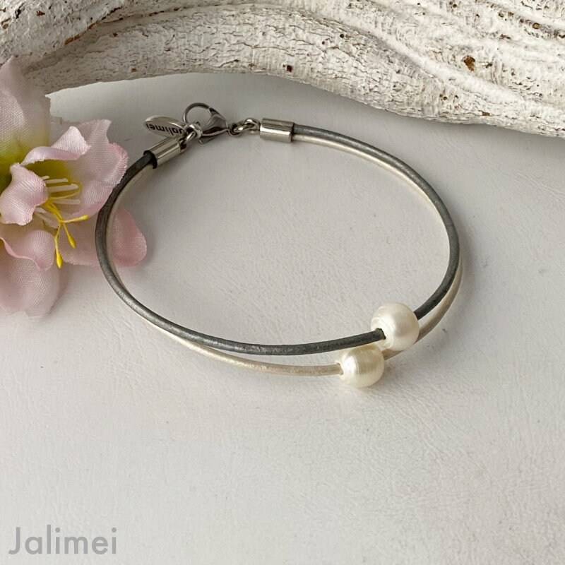 Armband Aus 2 Lederbändern in Perlmuttweiß Und Grau Mit Perlen von Jalimei