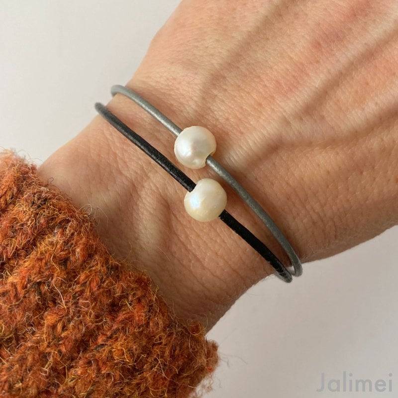 Armband Aus 2 Lederbändern in Schwarz Und Grau Mit Perlen Armband Aus 2 Lederbändern in Schwarz Und Grau Mit Perlen von Jalimei