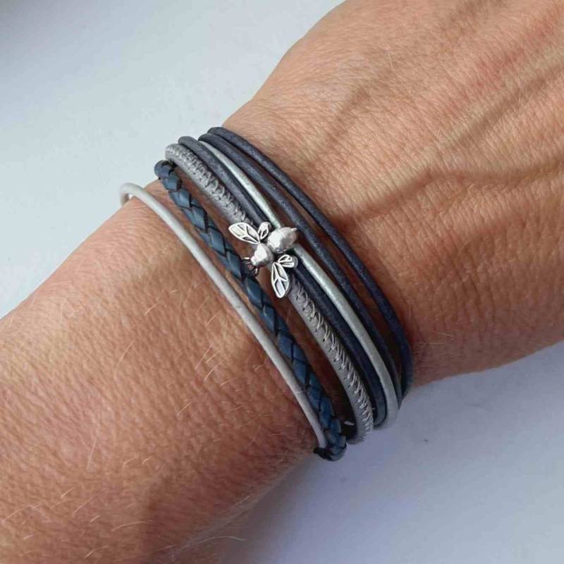 Armband Leder Mit Biene Blau Grau von Jalimei